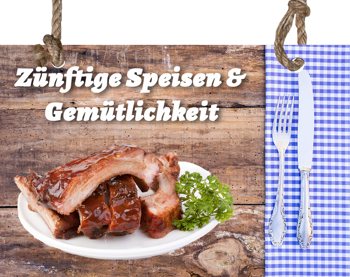 Holzbrett mit Aufschrift und Spareribs