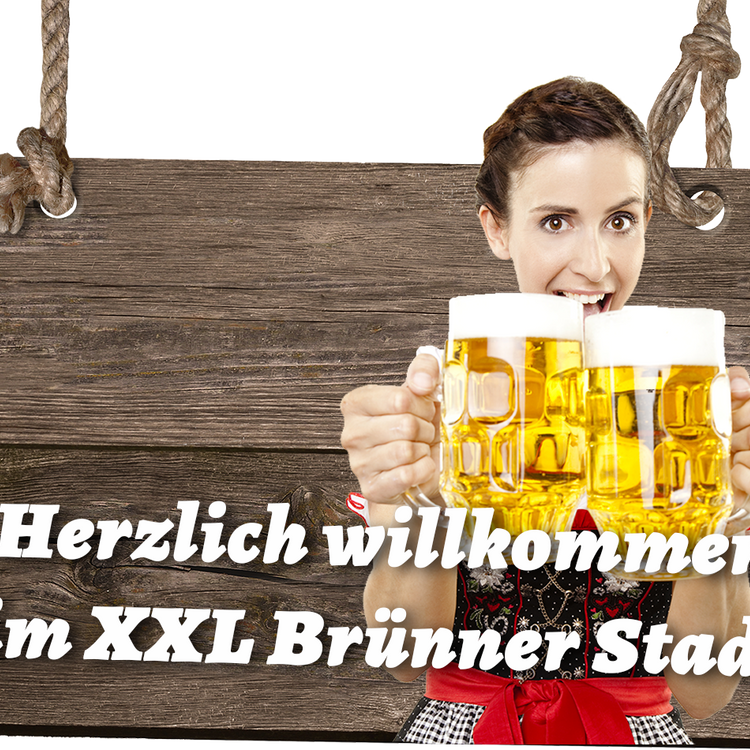 Frau im Dirndl mit Bier und Willkommens-Aufschrift